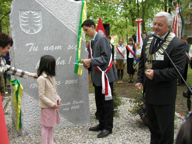 odsloniecie_kamien_d.jpg (33896 bytes)